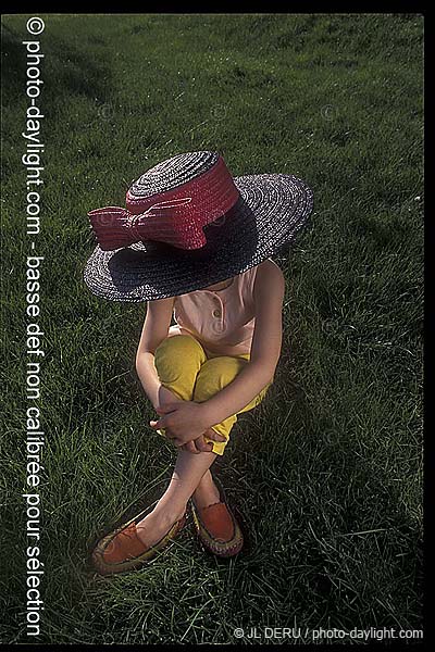 petite fille avec un grand chapeau - little girl with a large hat